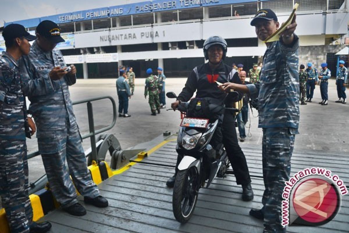 Pemudik bersepeda motor terjatuh saat naik kapal