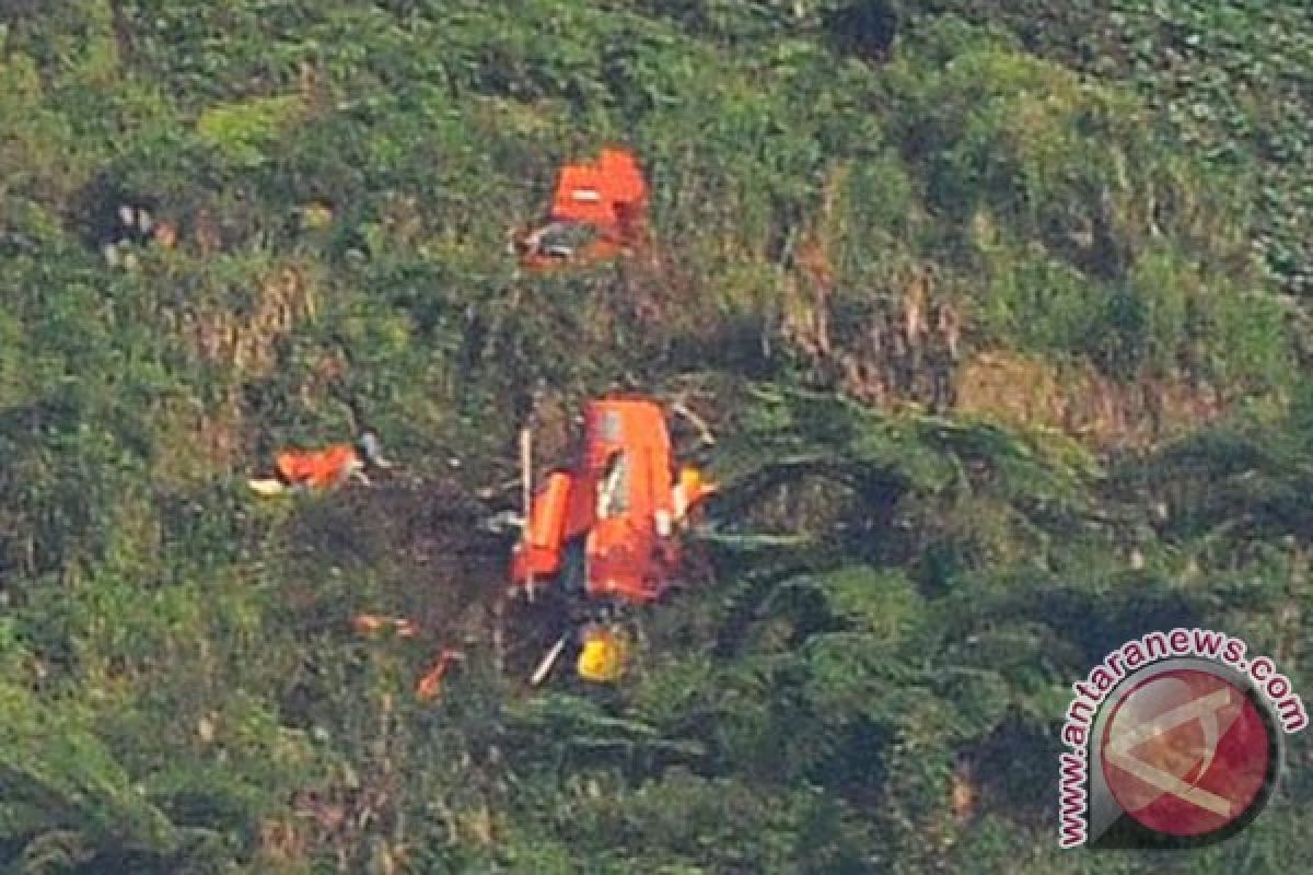 Serpihan helikopter dievakuasi ke kantor SAR Semarang