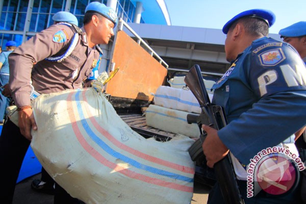 Anggota POM TNI AL gagalkan pengiriman 377 kg ganja asal Aceh