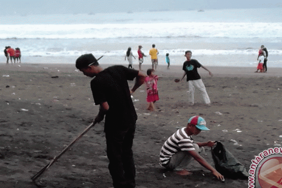 Ini Dia, Pascalebaran Warga Palabuhanratu Sukabumi Bersihkan Pantai