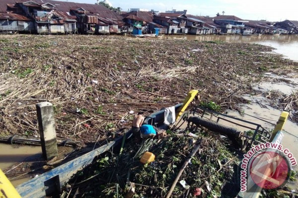 Kotabaru Residents Clean River Anticipate Flood