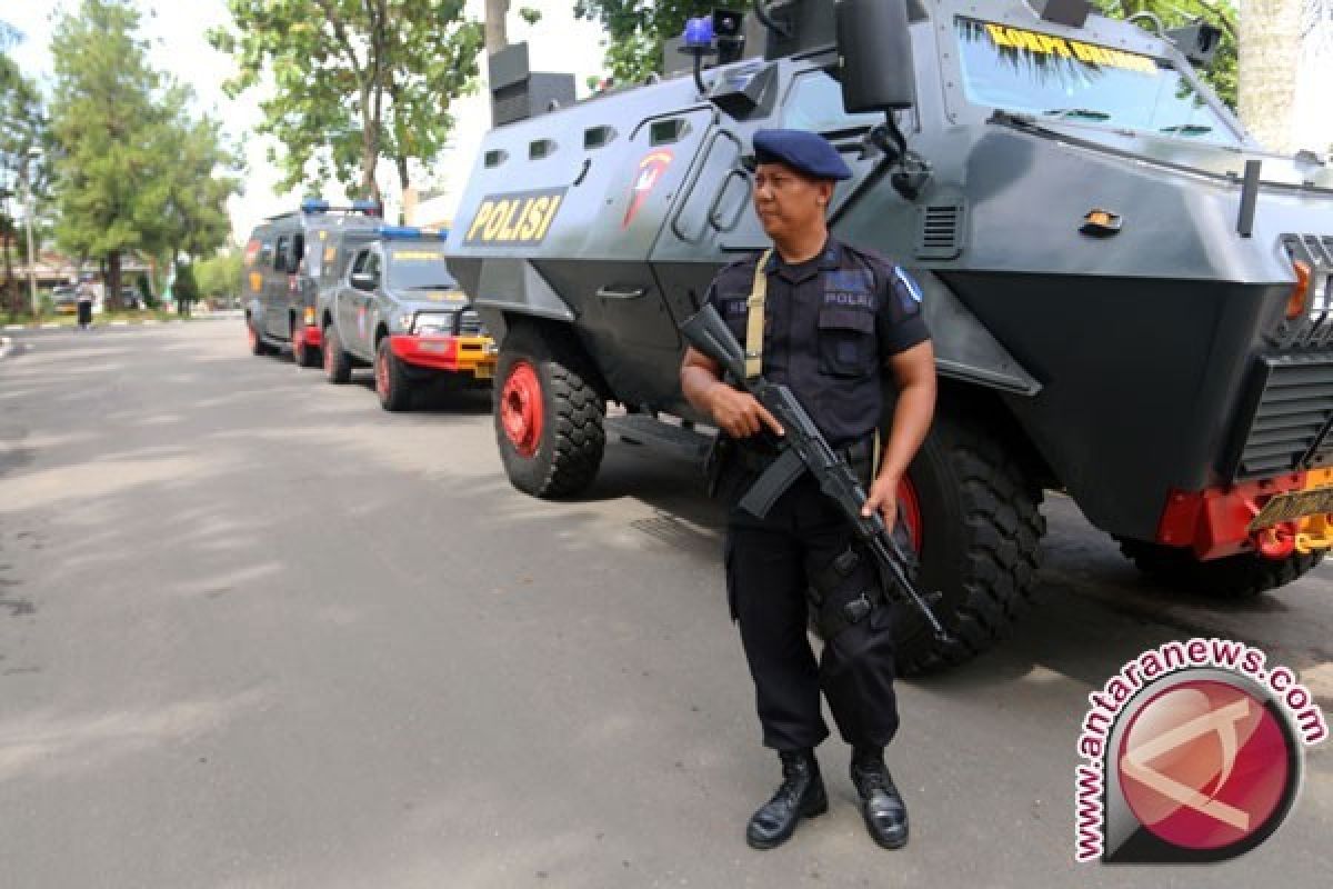 Ratusan Personil Gabungan Berjaga di KPU dan Panwaslu Koto Gorontalo