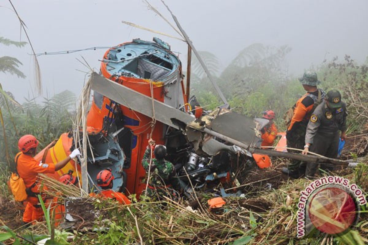 70 persen bangkai heli Basarnas sudah dievakuasi