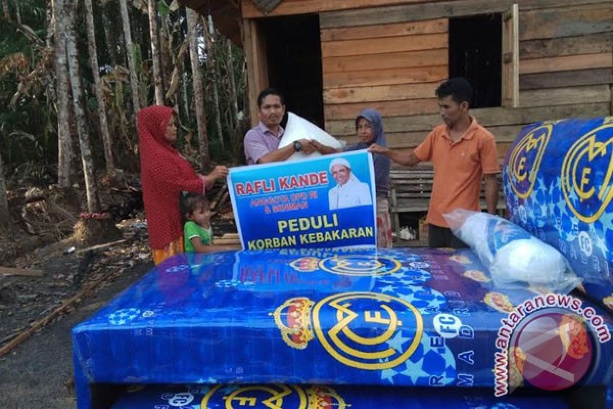 Rafli Kande bantu korban kebakaran di Aceh Barat