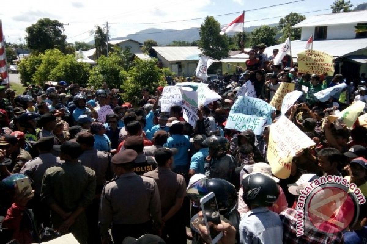 Warga Protes Tambang Granit di Teluk Batang