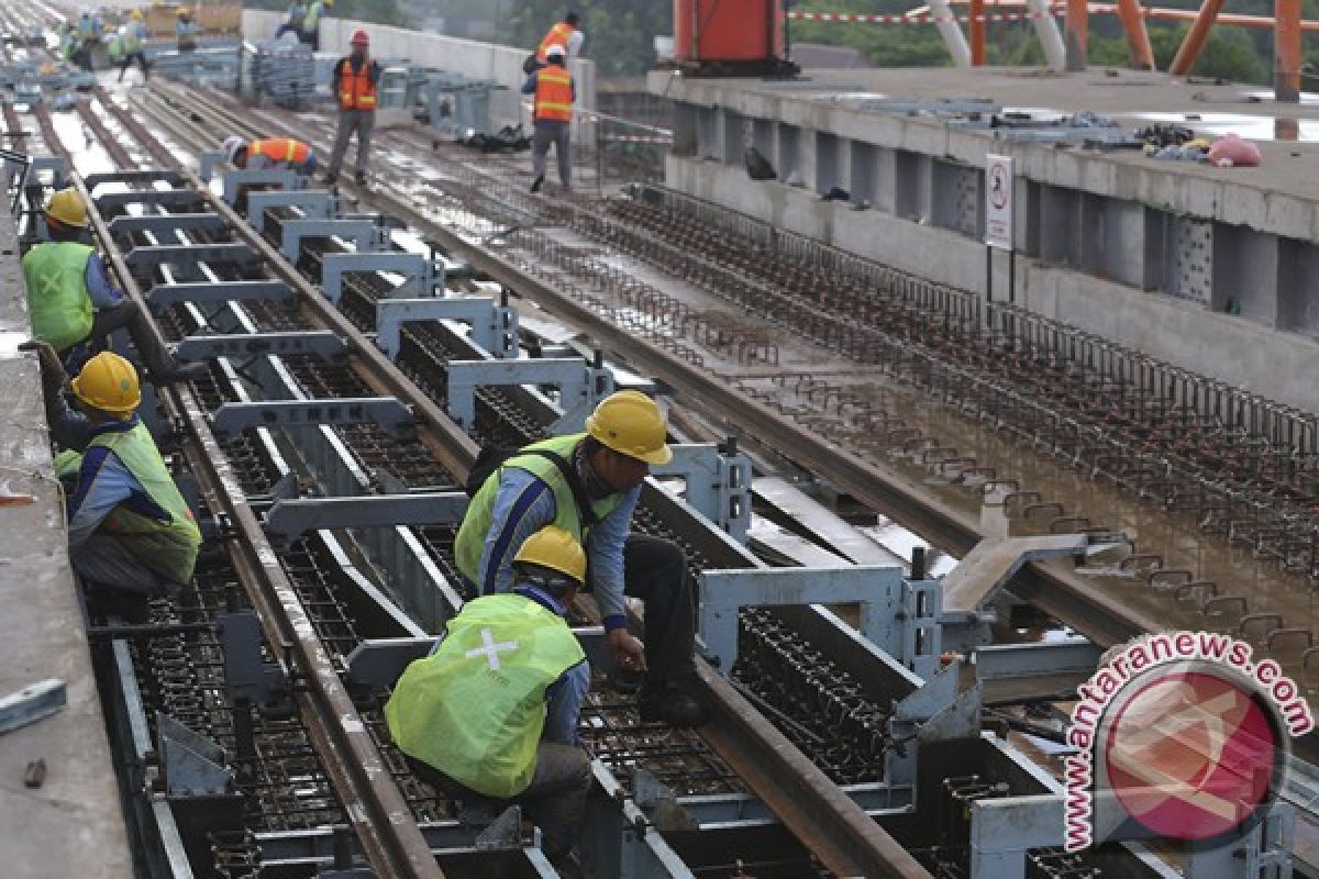 Pemasangan rel LRT ditargetkan rampung Oktober 2017