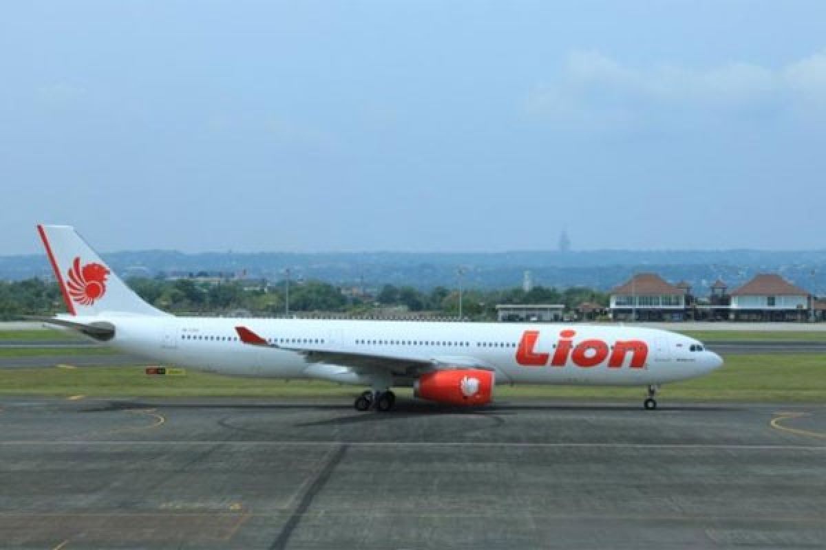 Pesawat Wings Air terbang ke Bandara Trunojoyo