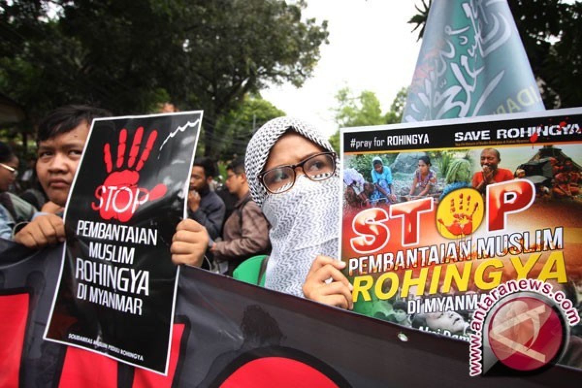 Polisi Myanmar lari saat Muslim Rohingya diserang massa