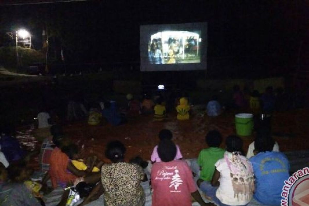 Yonif 410/Alugoro gelar nonton bareng di perbatasan RI-PNG