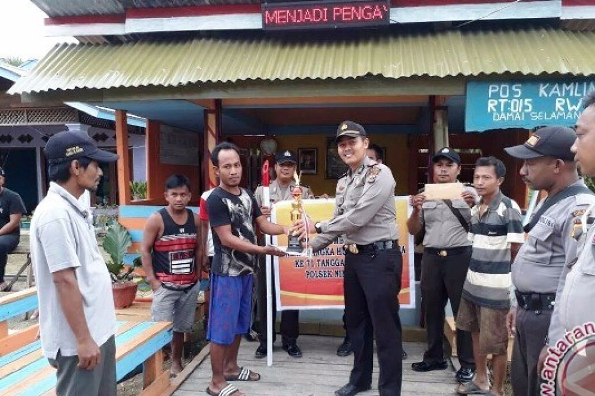  Kapolsek Nimbokrang serahkan hadiah lomba HUT Bhayangkara