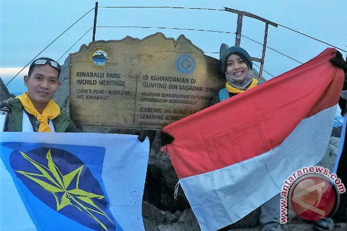 Pramuka kibarkan merah putih di Gunung Kinabalu