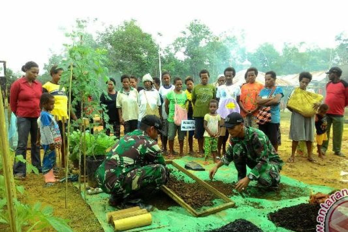 TNI latih warga perbatasan buat pupuk organik