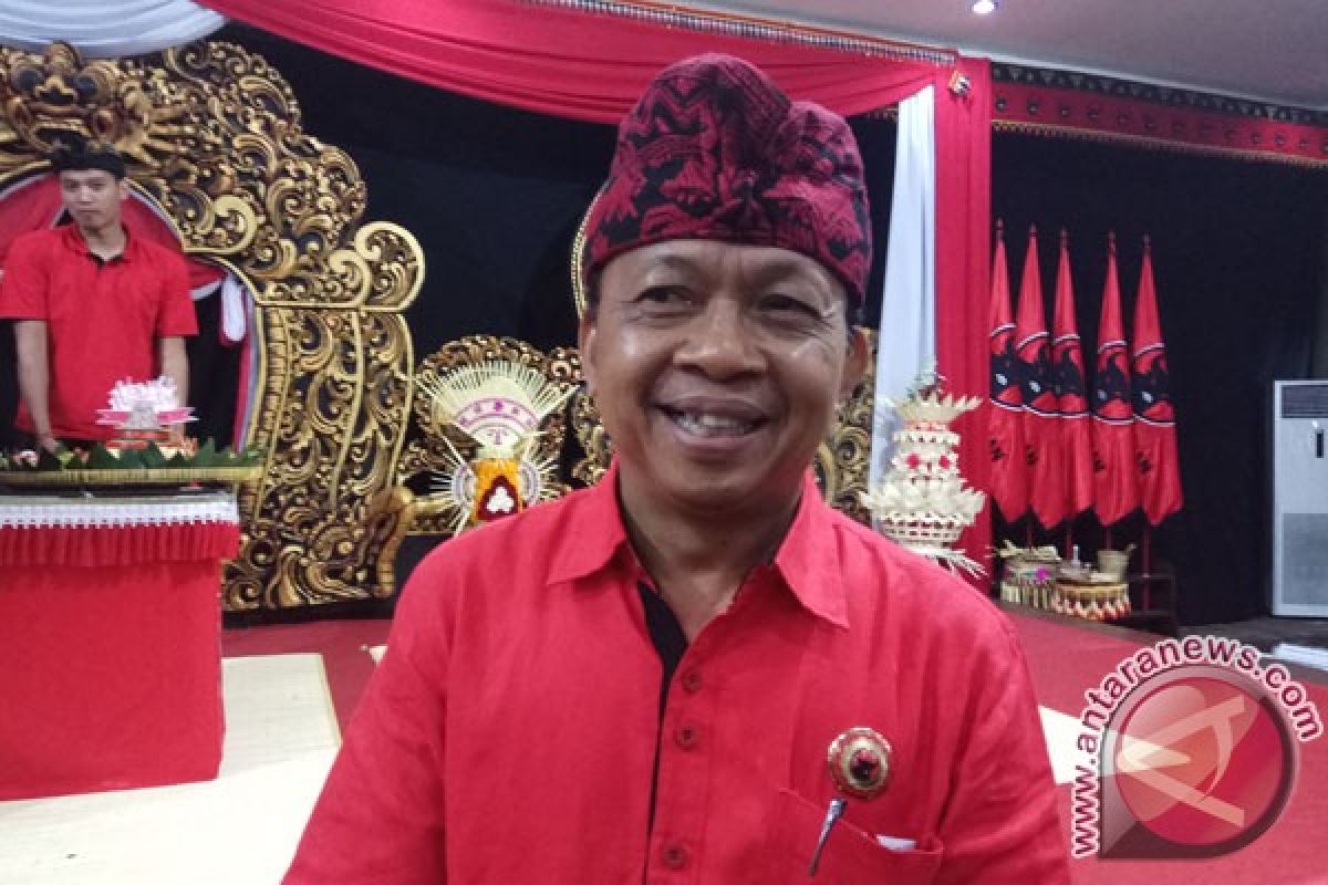 Kandidat Cagub Bali Wayan Koster Serahkan Formulir