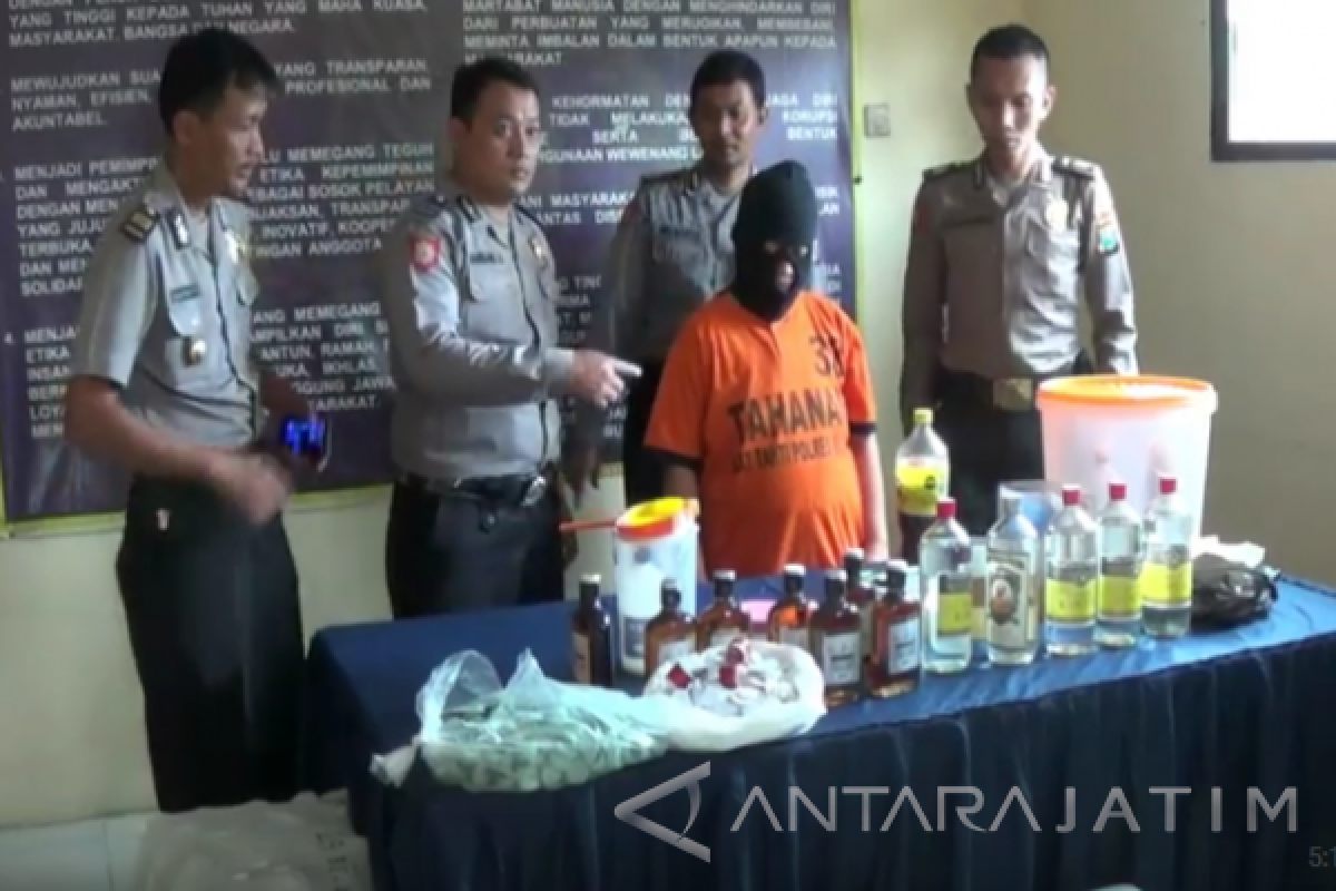 Polisi Tahan Ibu Rumah Tangga Peracik Minuman Keras     