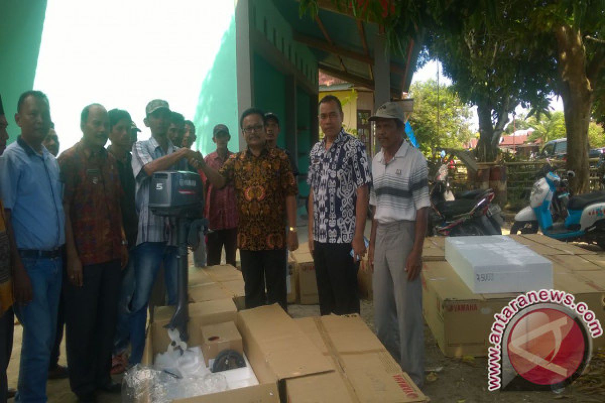 Pesisir Selatan Serahkan 26 Paket Bantuan Nelayan