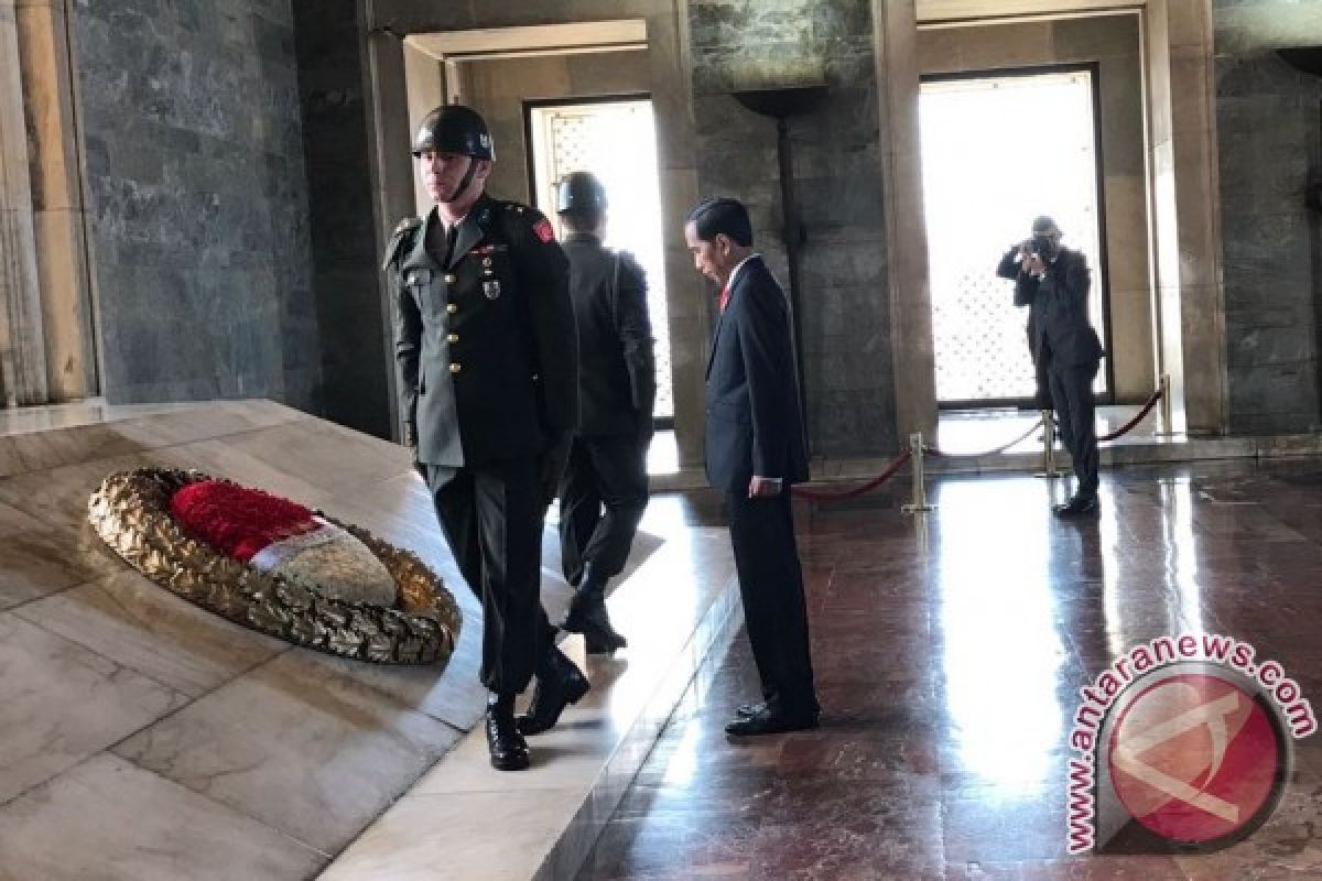 President Joko Widodo lays wreath at grave of Kemal Ataturk
