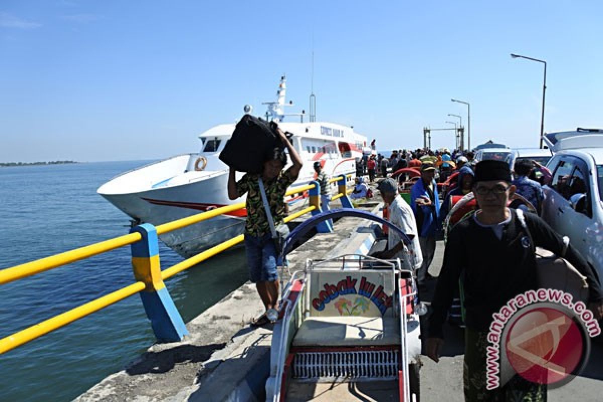 Pemudik di pelabuhan Situbondo membludak