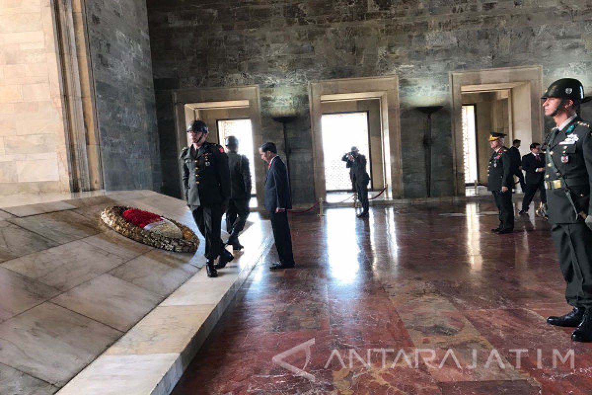 Presiden Jokowi Letakan Karangan Bunga di Makam Ataturk (Video)