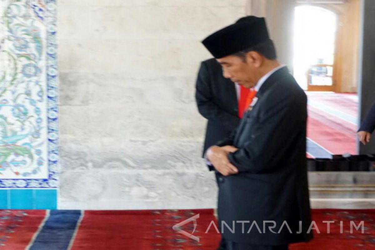 Joko Widodo Prays at Kocatepe Mosque