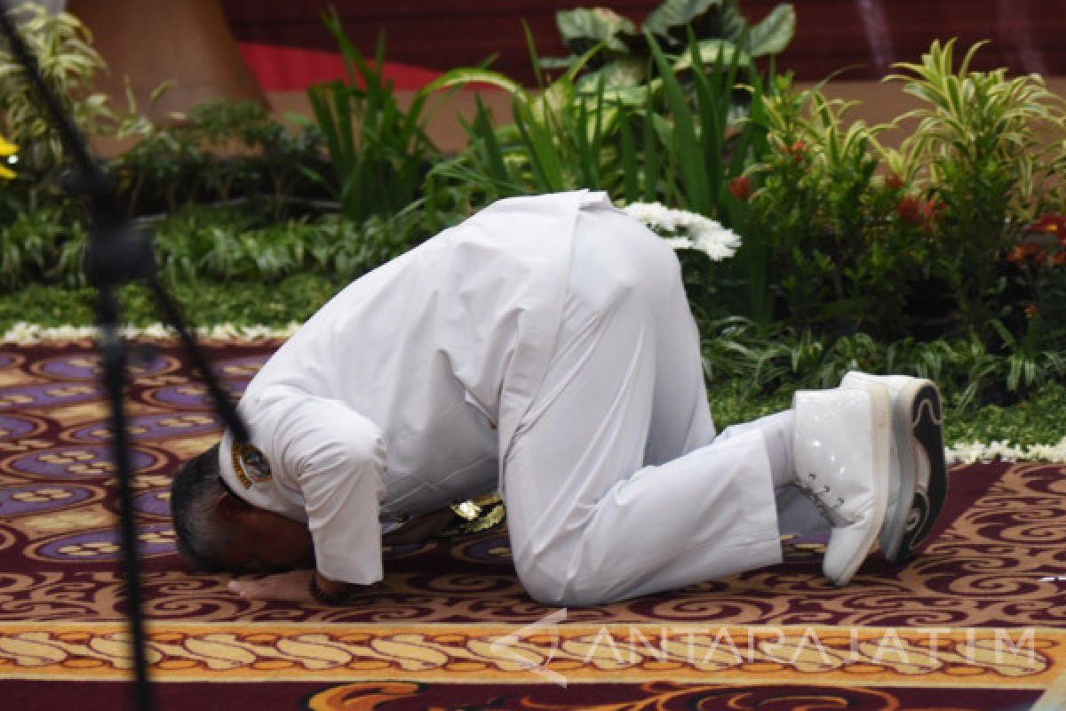 Bupati Sampang Sujud Syukur Usai Dilantik Gubernur