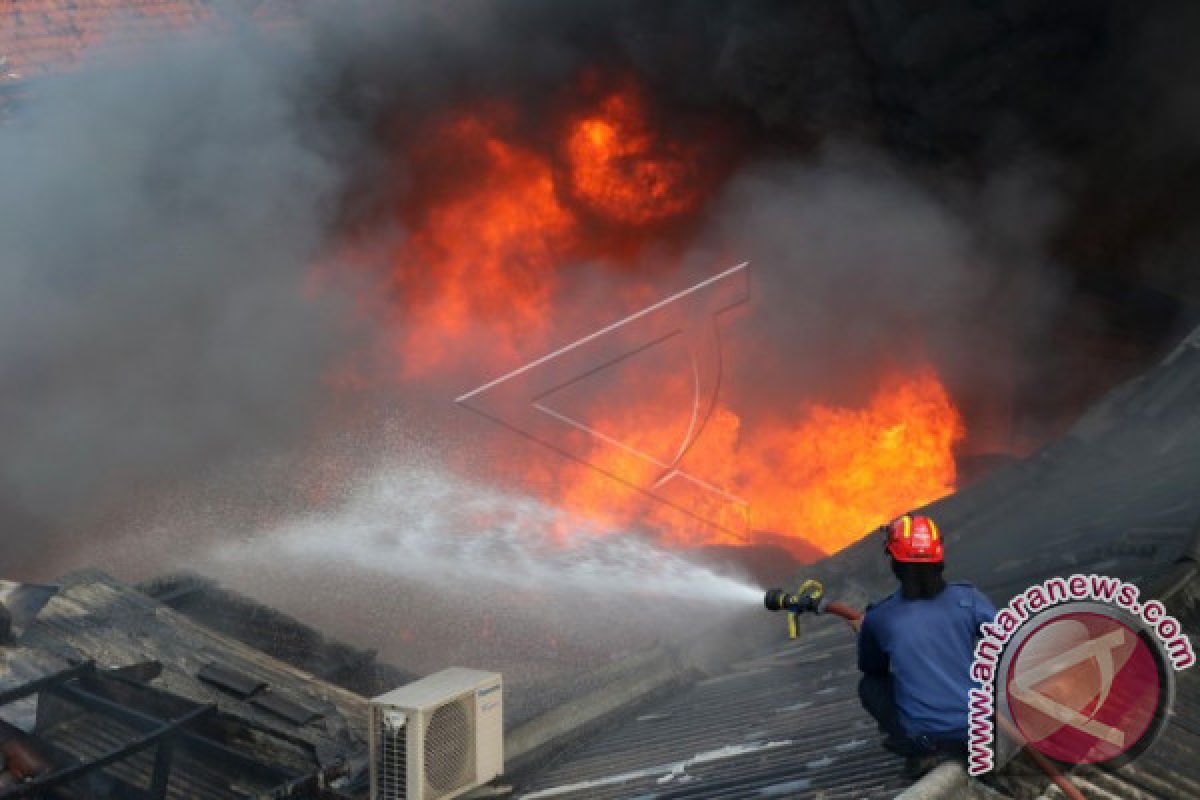 Gudang Plastik Terbakar, Syukur Tak Ada Korban Jiwa