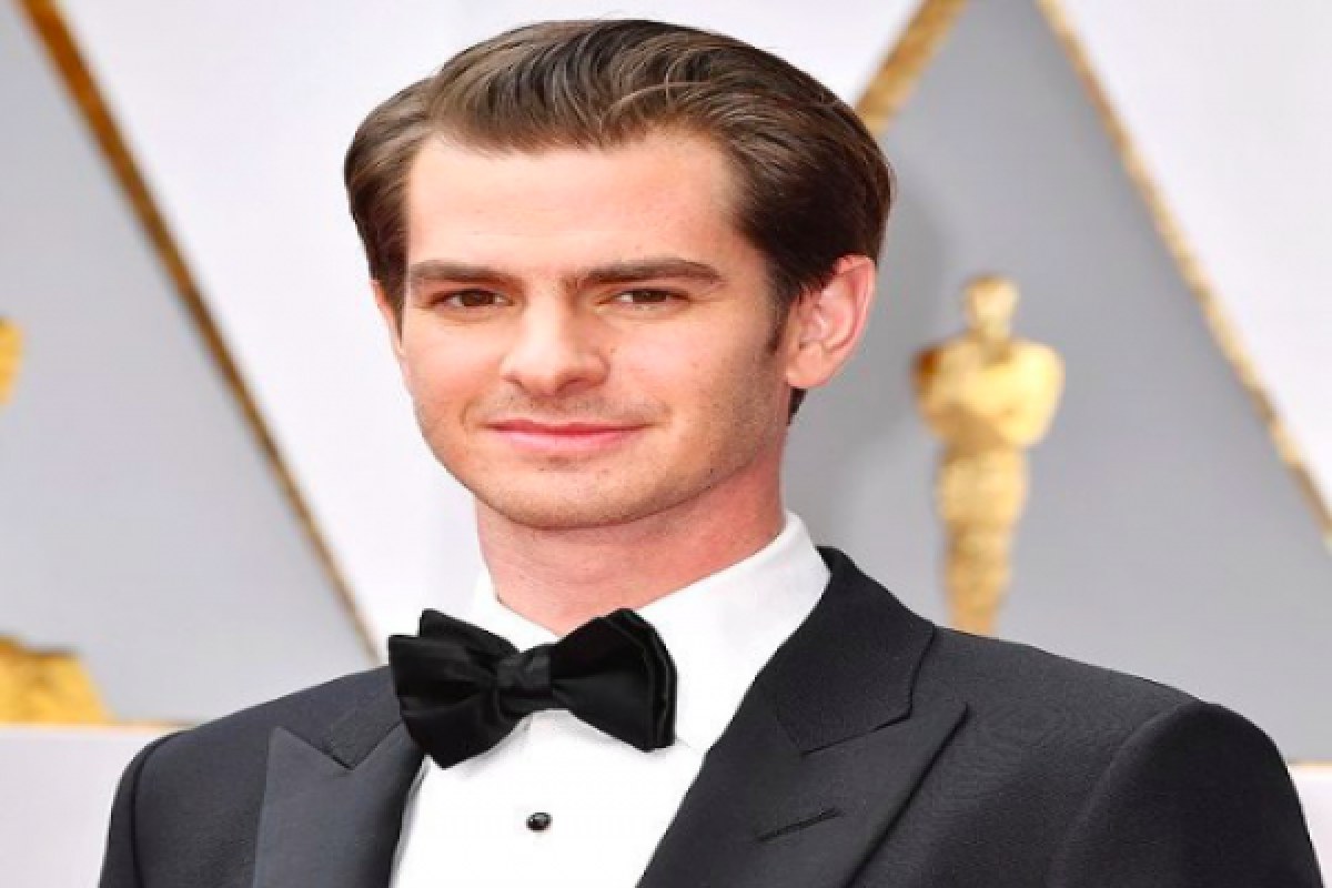 Andrew Garfield mengaku gay "tanpa hubungan fisik"