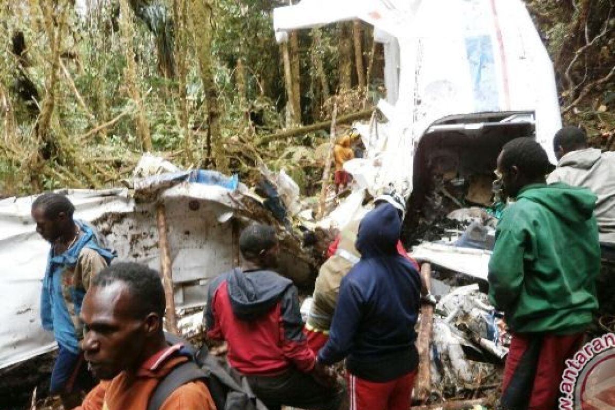 Tim SAR berhasil evakuasi seluruh jenazah pesawat AMA