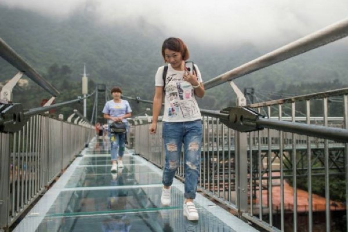 Berlibur ke China? coba sensasi skywalk terpanjang di dunia