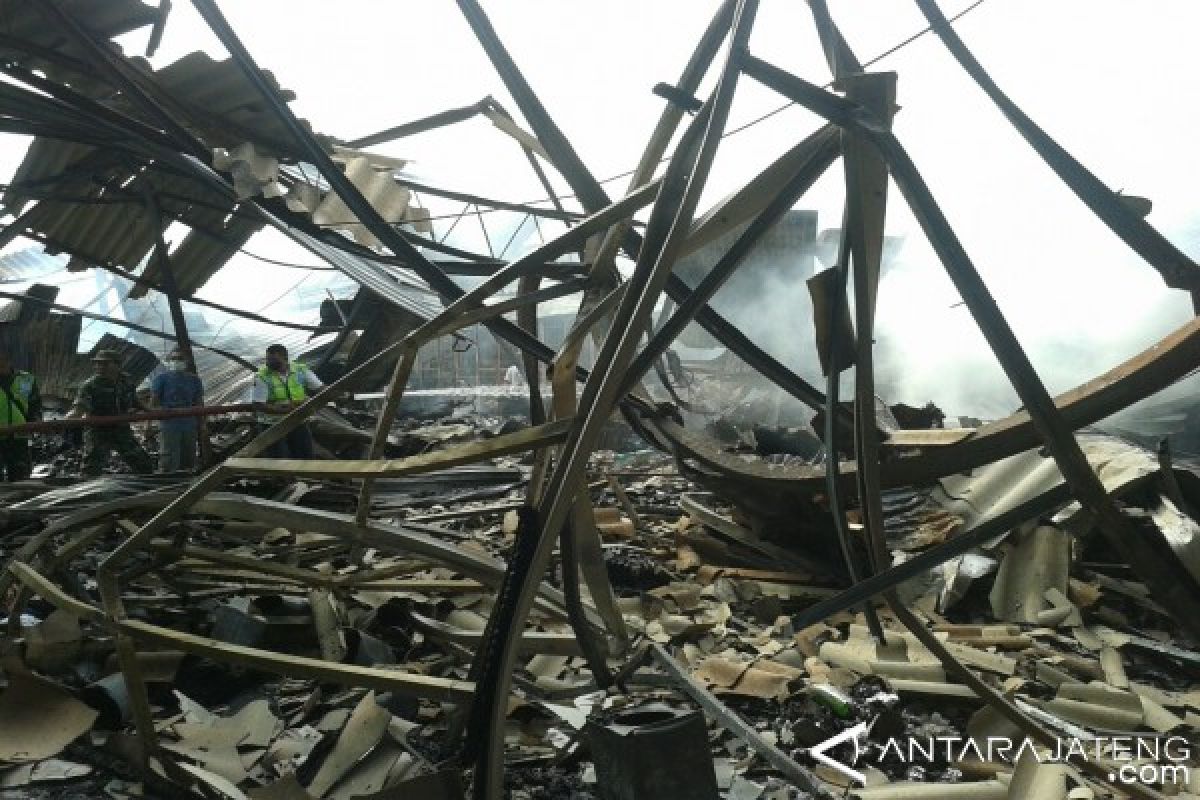 Diduga Korsleting, Ratusan Kios Pasar Trangkil Hangus Terbakar (VIDEO)