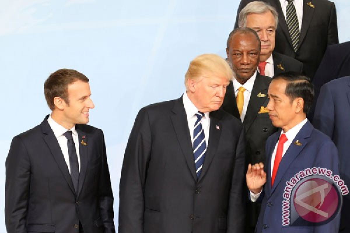 Jokowi diapit Trump dan Macron berfoto di KTT G20