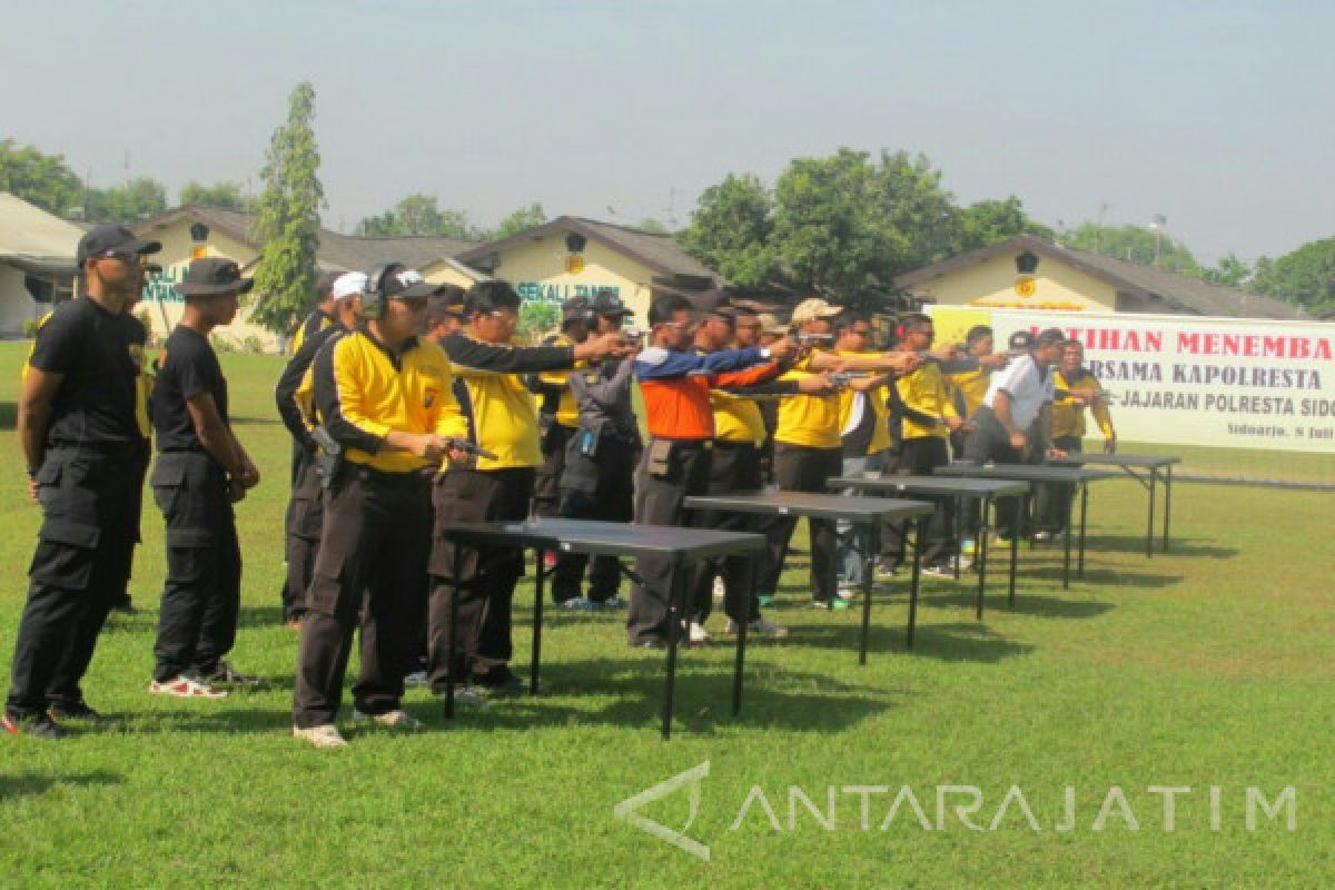 Anggota Polresta Sidoarjo Latihan Menembak Antisipasi Teror