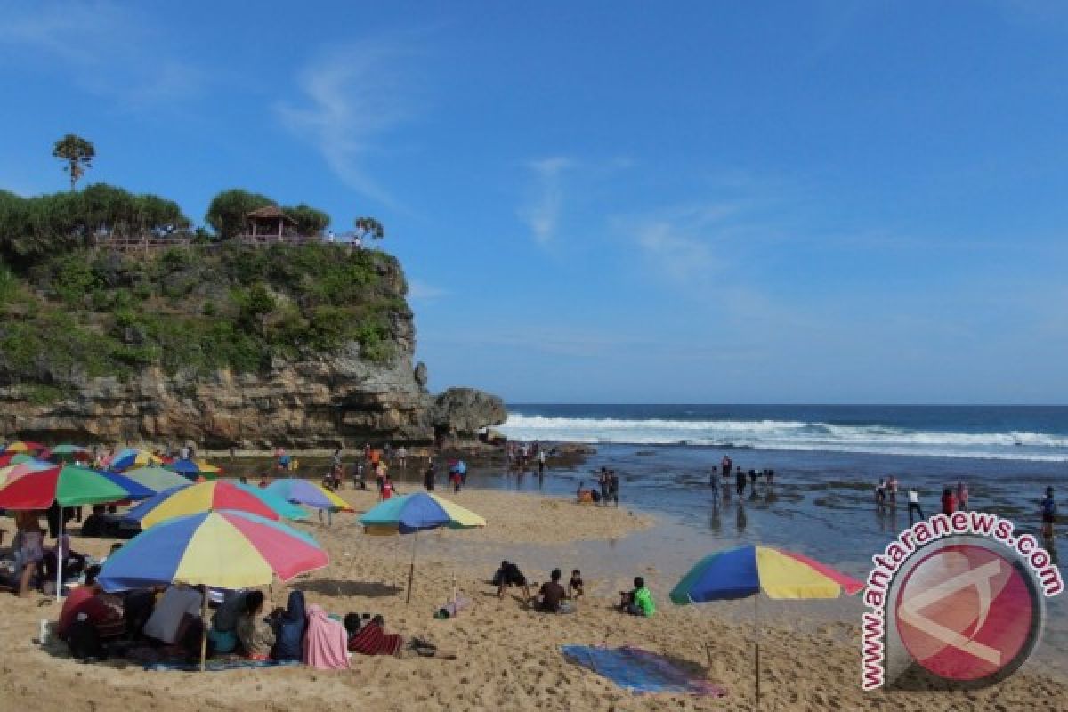 Jelajah dua wajah Pantai Drini Gunung Kidul