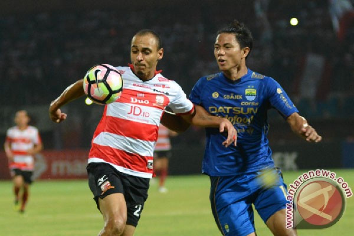 Penonton Madura United melawan Persib Bandung membeludak