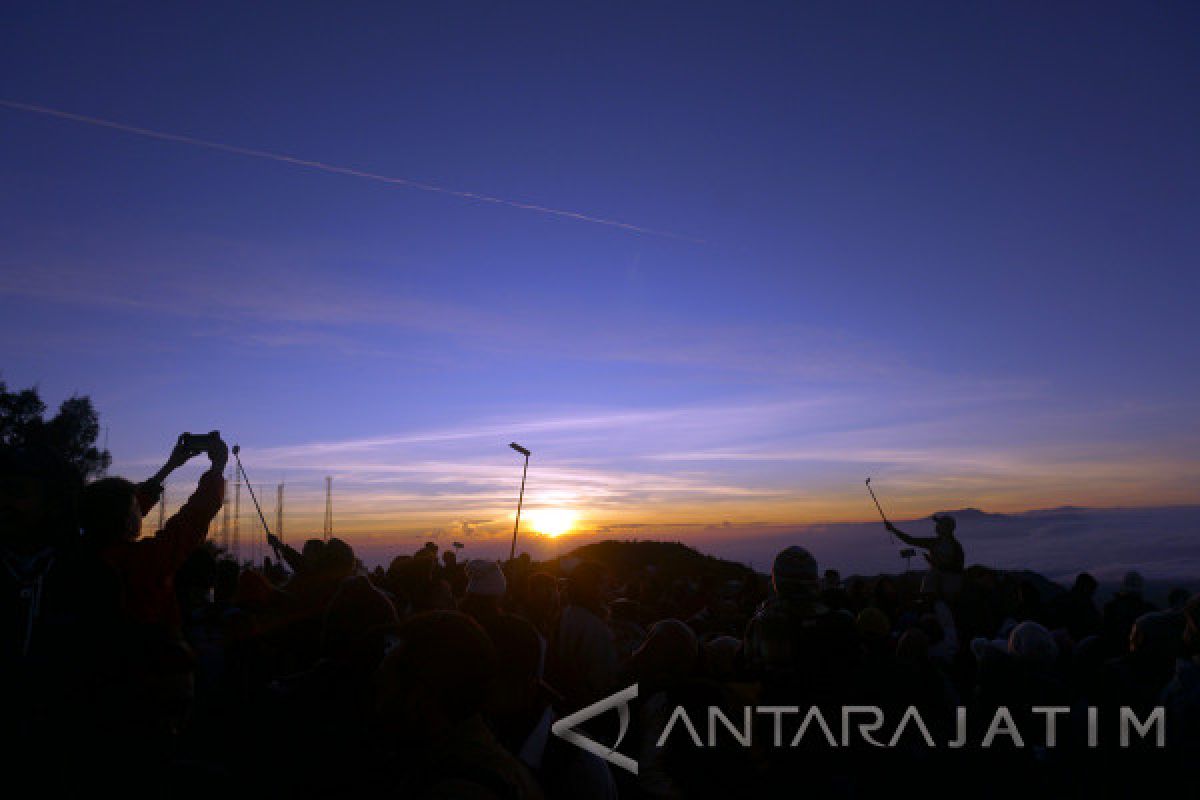 Tidak Boleh Nyalakan Kembang Api di Gunung Bromo-Semeru