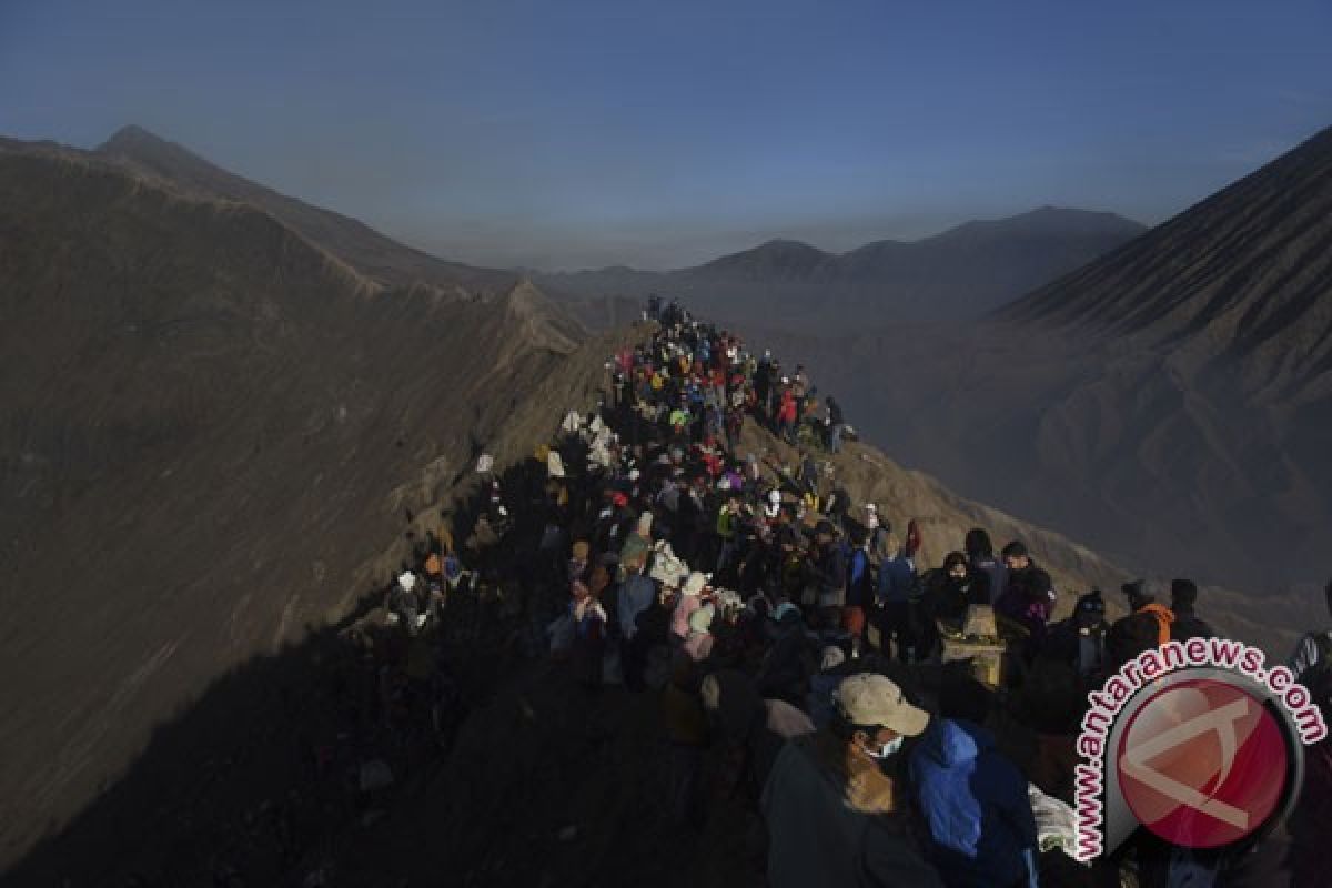 Ribuan wisatawan asing kunjungi kawah Gunung Bromo