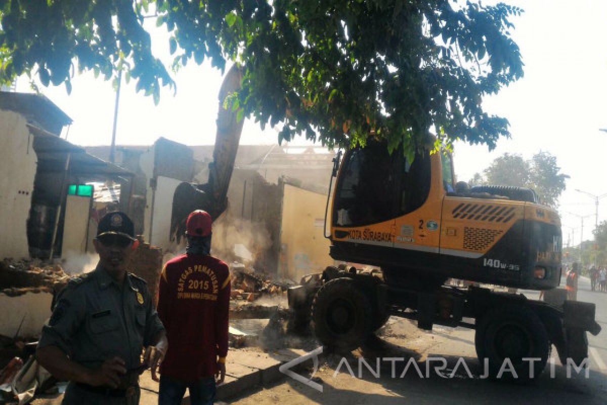 Satpol PP Surabaya Bongkar Bangunan Liar di Pandegiling (Video)