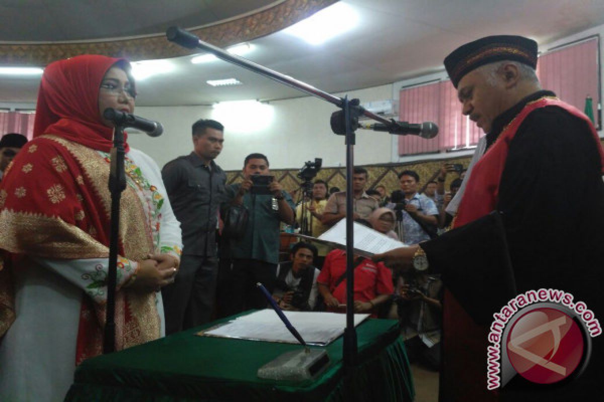 Elly Thrisyanti  Resmi Pimpin DPRD Padang