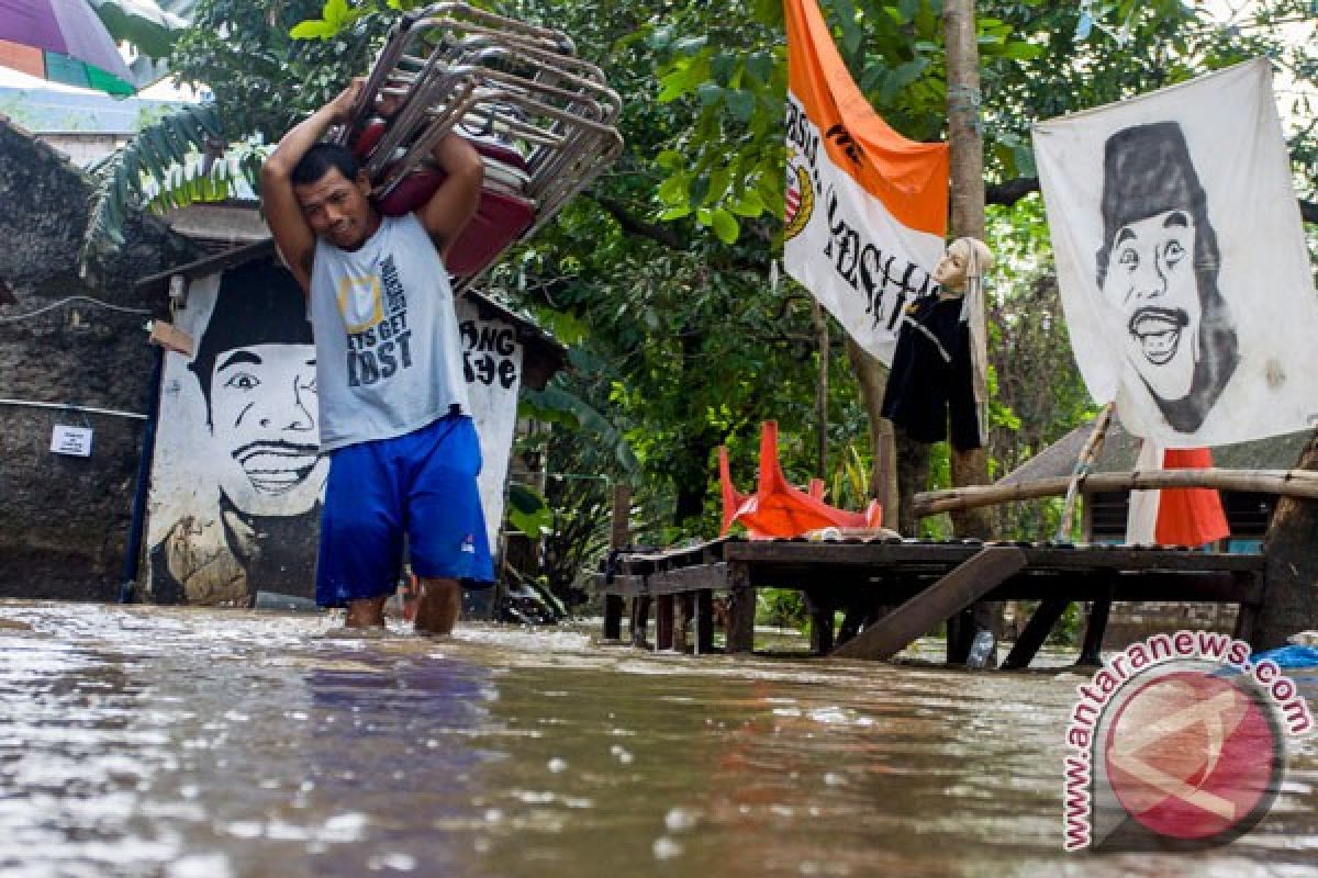 50 warga Cipinang Melayu mengungsi dari banjir satu meter