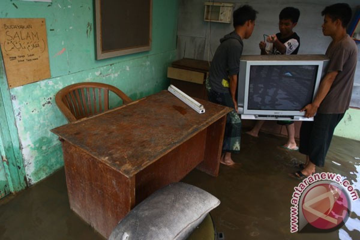 Dua kecamatan di Belitung Timur terisolir banjir