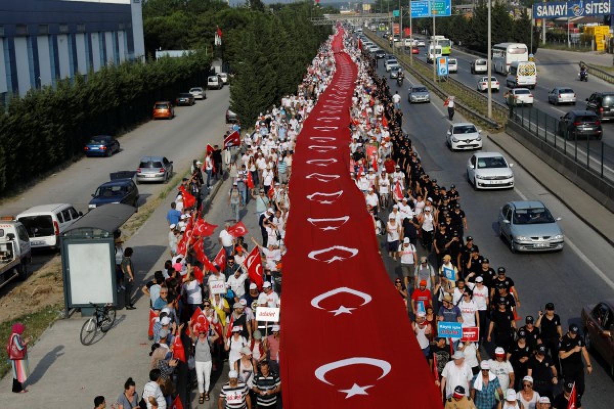 Massa oposisi Turki unjuk rasa menentang Erdogan