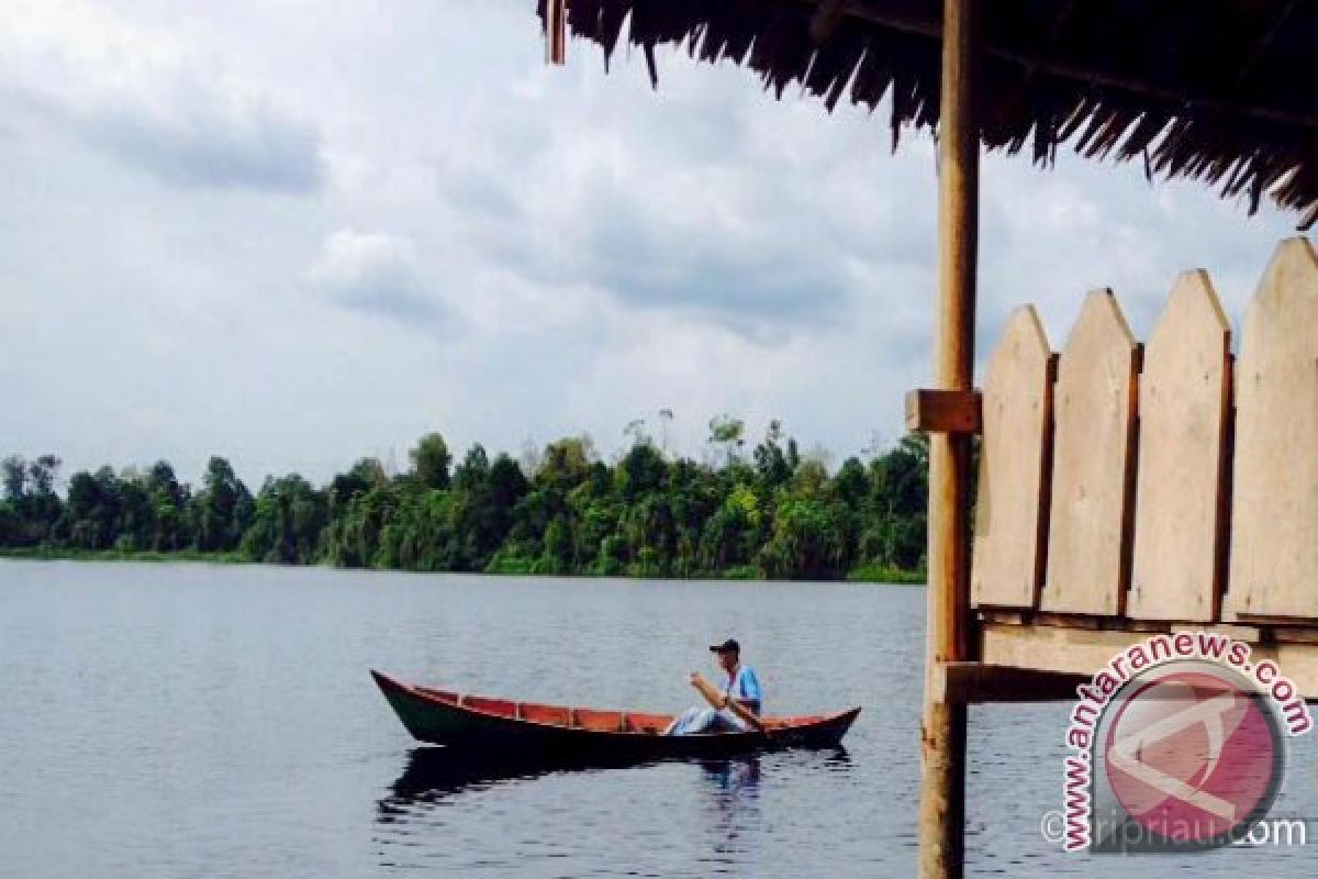 Warga Siak Benahi Wisata Danau Naga Sakti