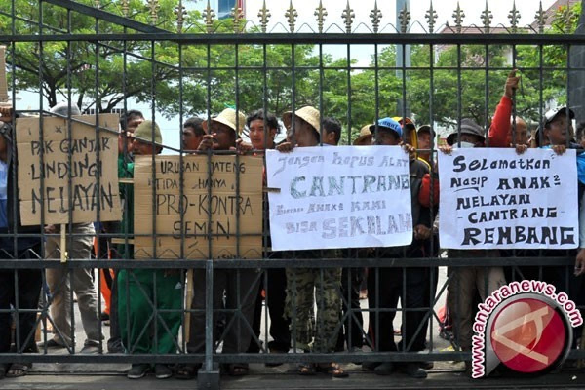 Aliansi nelayan shalat jama'ah di depan Istana Merdeka