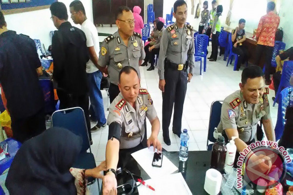 Polres Tanah Datar Serahkan 32 Kantong Darah ke PMI