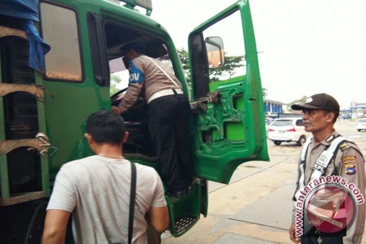 Polsek KPL Periksa Setiap Mobil Yang Turun Dari Kapal