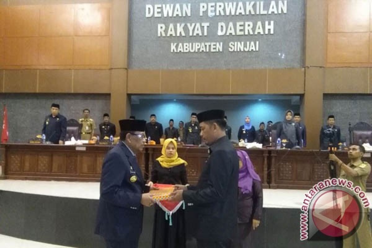 Bupati Sinjai Serahkan Ranperda Pertanggungjawaban APBD 2016