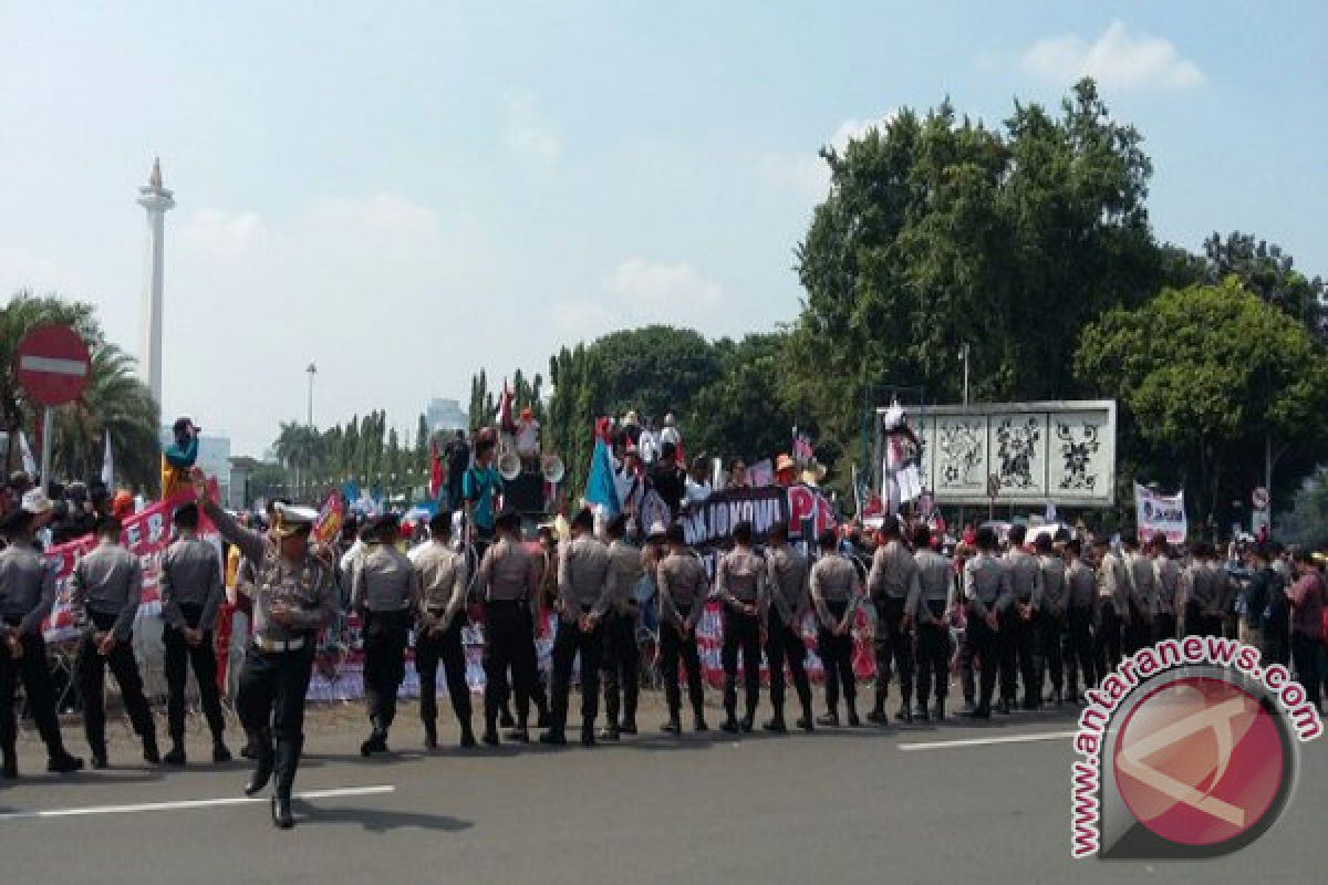 Aliansi Nelayan Shalat Jama'ah di Depan Istana