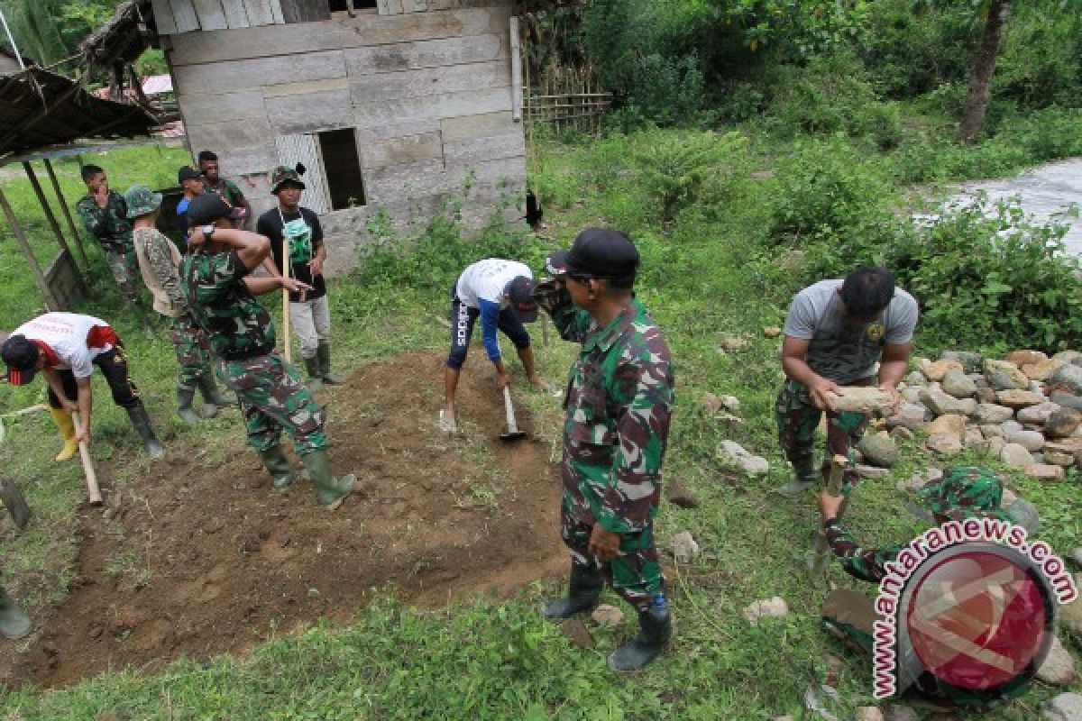 Satgas TMMD-Masyarakat Membangun Pos Kamling Desa Tulabolo