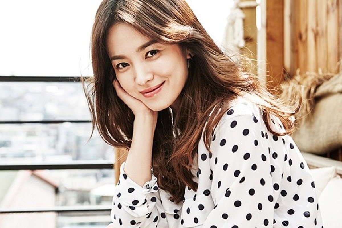 Song Hye-kyo dan para pria di sekitarnya