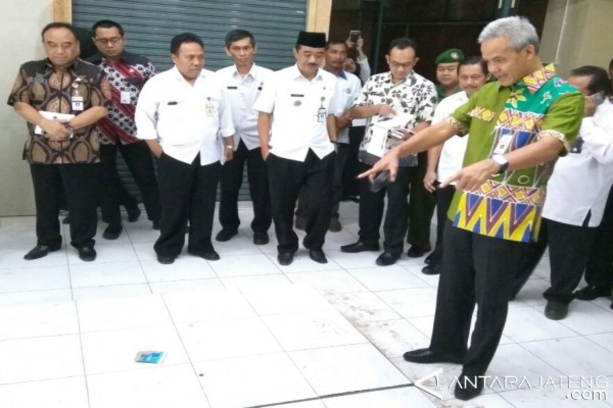 Ganjar Cek Pasar Secang, Pedagang Minta Tambahan Modal