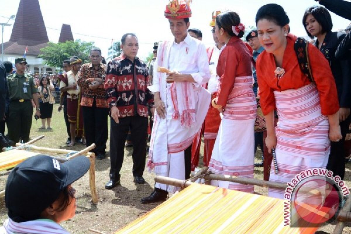 Sumba memikat dengan tenun ikat